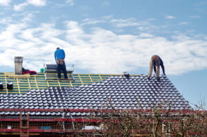 Faire appel à un professionnel ou bricoler soi-même sa toiture