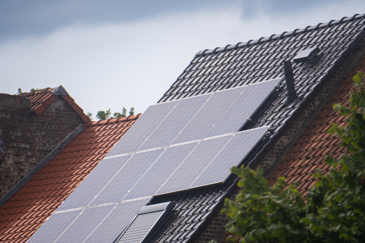 Toiture et panneaux solaires : les erreurs à éviter avant installation Toiture et panneaux solaires : les erreurs à éviter avant installation